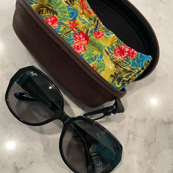 Maui Jim | Accessories | Maui Jim Black Sunglasses With  display picture 1